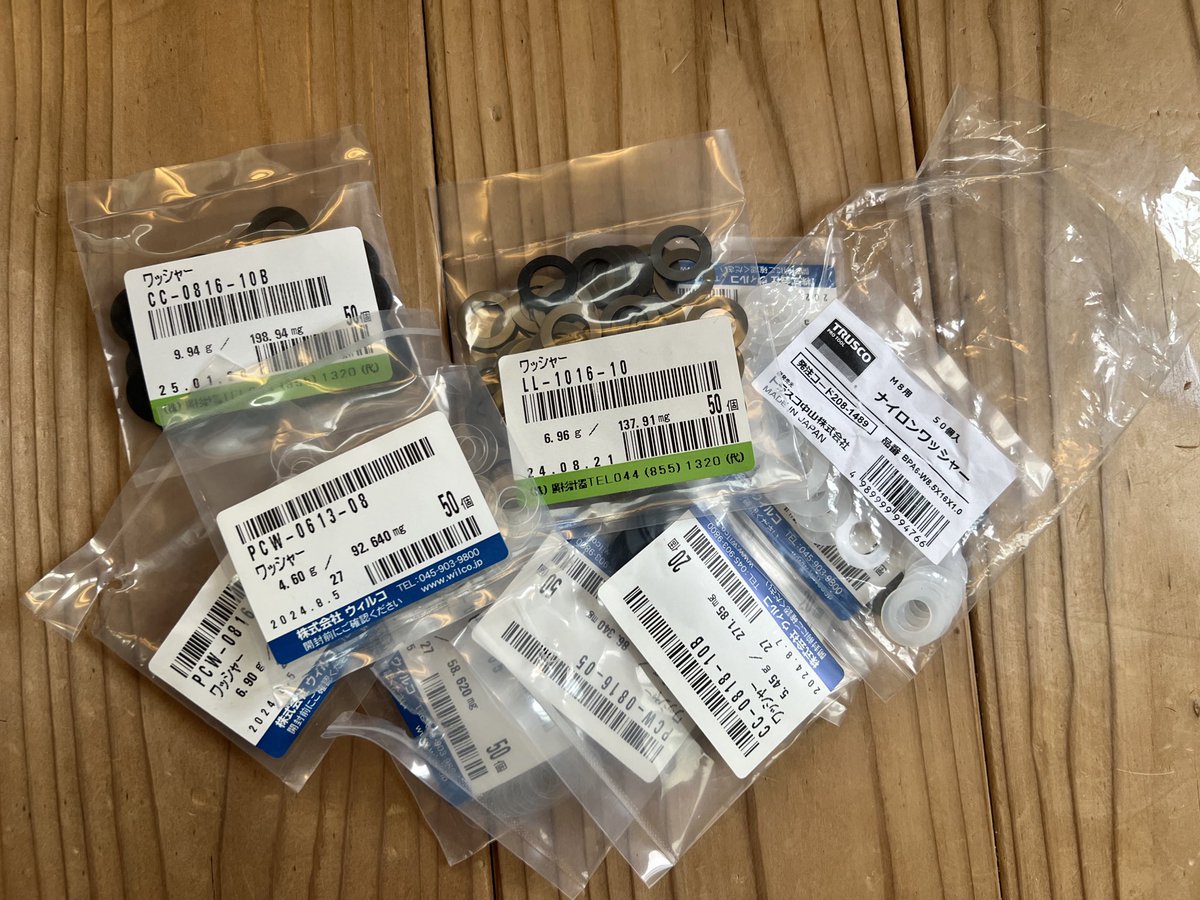 ワッシャーをピックにして半年くらい。一枚数円だけど落としたら透明だしコロコロ転がってだいたい見つからない、、
ポリカーボネイトは軽く、音もとても良いです！なぜ商品としてピックにならないのか、、たぶん全然削れないからかも。減らないタイヤもきっと作れるんだろう