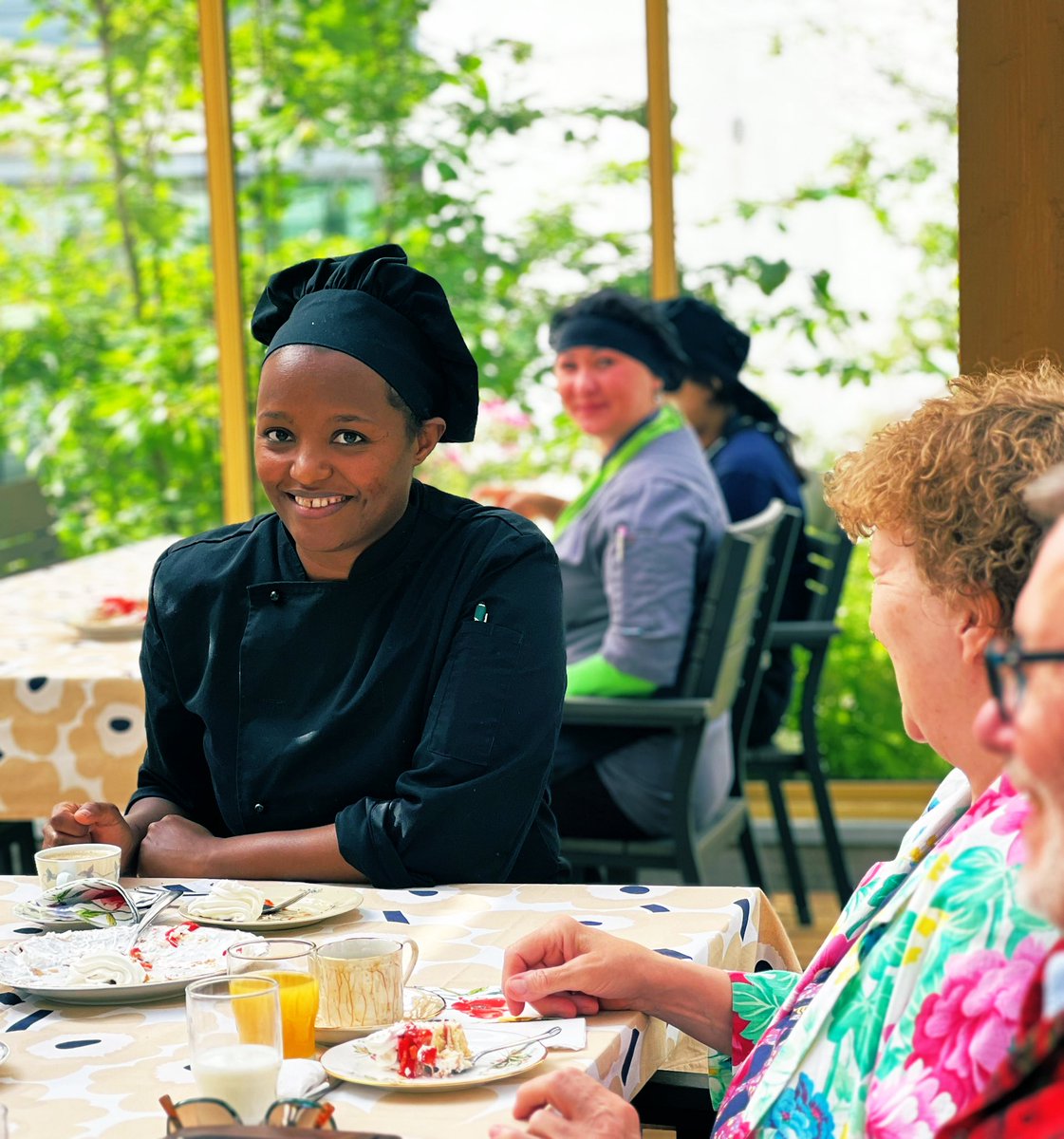 Ihana aamun hetki. Getenesh’n ja asukkaiden seurassa Kirsikkapaviljongissa. <a href="/foibekartano/">Foibekartano</a> <a href="/VantaanVaria/">Varia</a>