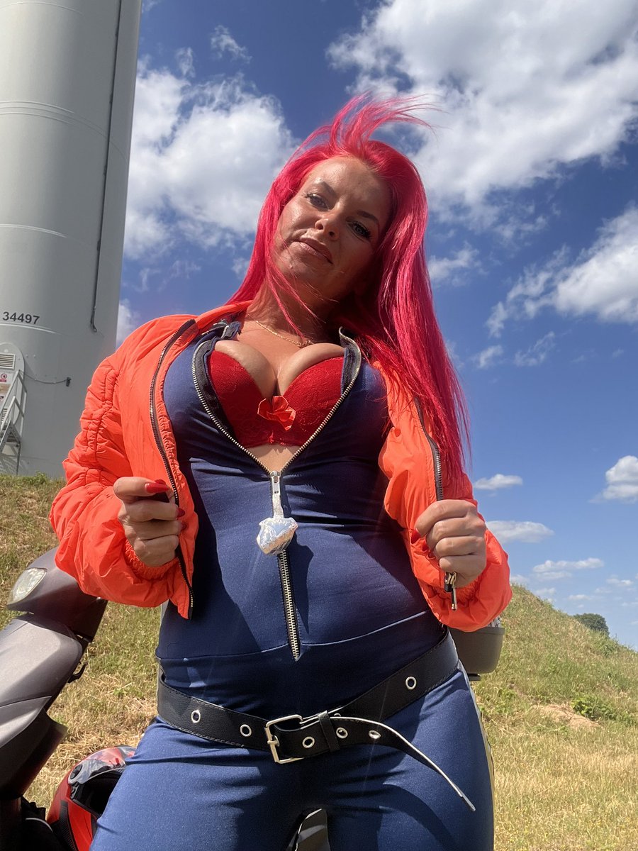 onlyredsteffi's tweet image. Zipp dich rein ins Abenteuer! 🔥  
Roter BH, Kurven im Griff und der Wind spielt mit – heute mal wieder auf heißen Reifen unterwegs! 😈💋  
Wer traut sich mit mir mitzuhalten? 😏🛵

#KurvenAlarm #Powerfrau #RedVibes #BikerBabe #BoldAndBeautiful #FrechUndSexy #MotorradLiebe #Out