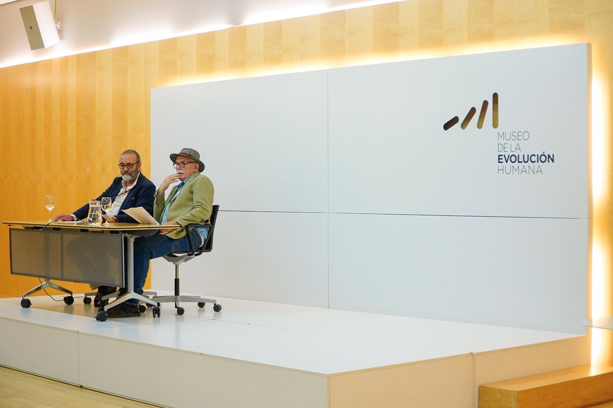 MuseoEvoluciónHumana (@museoevolucion) on Twitter photo 📕 Ayer disfrutamos de la presentación del libro ‘Cuando el fuego se apaga’ con su autor Joan A. Abellán en el Museo de la Evolución . 🖊️ El encuentro estuvo guiado por <a href="/eudaldcarbonell/">Eudald Carbonell</a>
, prologuista del libro.
Encuentro completo. 💻👇🏼
youtube.com/live/mZgNe26FM… 📕 Ayer disfrutamos de la presentación del libro ‘Cuando el fuego se apaga’ con su autor Joan A. Abellán en el Museo de la Evolución . 🖊️ El encuentro estuvo guiado por <a href="/eudaldcarbonell/">Eudald Carbonell</a>
, prologuista del libro.
Encuentro completo. 💻👇🏼
youtube.com/live/mZgNe26FM…