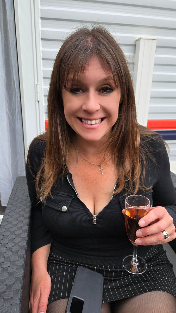 Been going through the caravan photos earlier. Just figuring out where I'm going to fit our new cat squirter!

First photo, May 2022. Second photo May 2025.

With consistent healthy eating, you really can keep the weight off 🥗