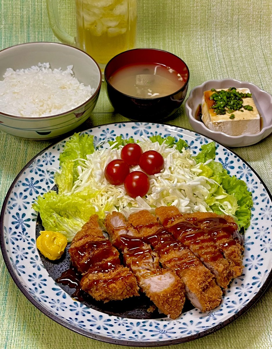 『🐷トンカツ』メキシコ産🇲🇽

　肩ロース310gジュわっと脂旨い😋

中心はほんのりピンク色🩷
厚いお肉揚げるの得意になりました

何気にアメリカ産製品を避けるようになりました今日この頃😗
　　
#おうちごはん #晩ごはん #メキシコ産
#お腹ペコリン部 #トンカツ #肩ロース
#料理好きな人と繋がりたい