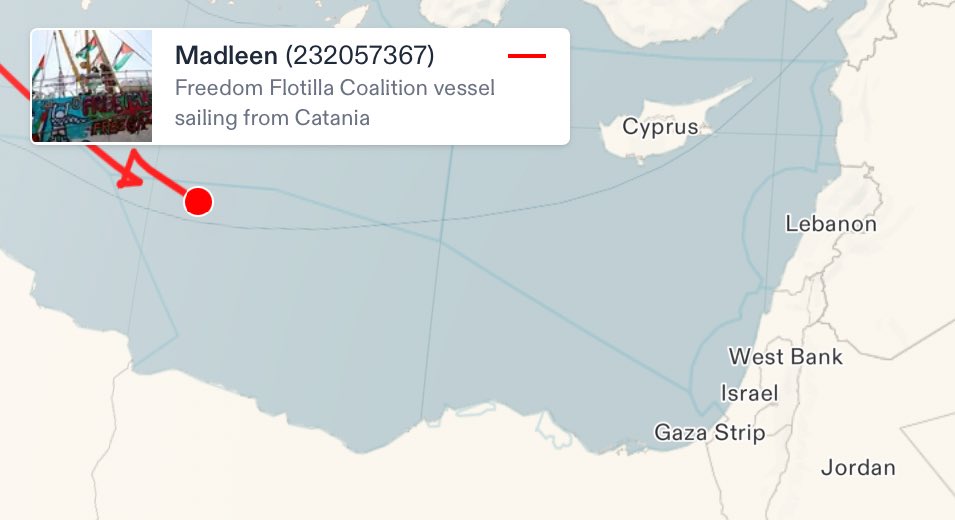 6時間後 #マドリーン号 はこの位置に。🇮🇱イスラエル軍は🇵🇸ガザ入りを「阻止する」ことを表明しているため、民間船で軍事封鎖を突破するという非常な危険な賭けに出ることになる。周辺国・沿岸国の支援は必須。何より衆人環視の状態を維持しなければならない。 #BreakTheSiege ❗️#Madleen ⛵️✊🏻