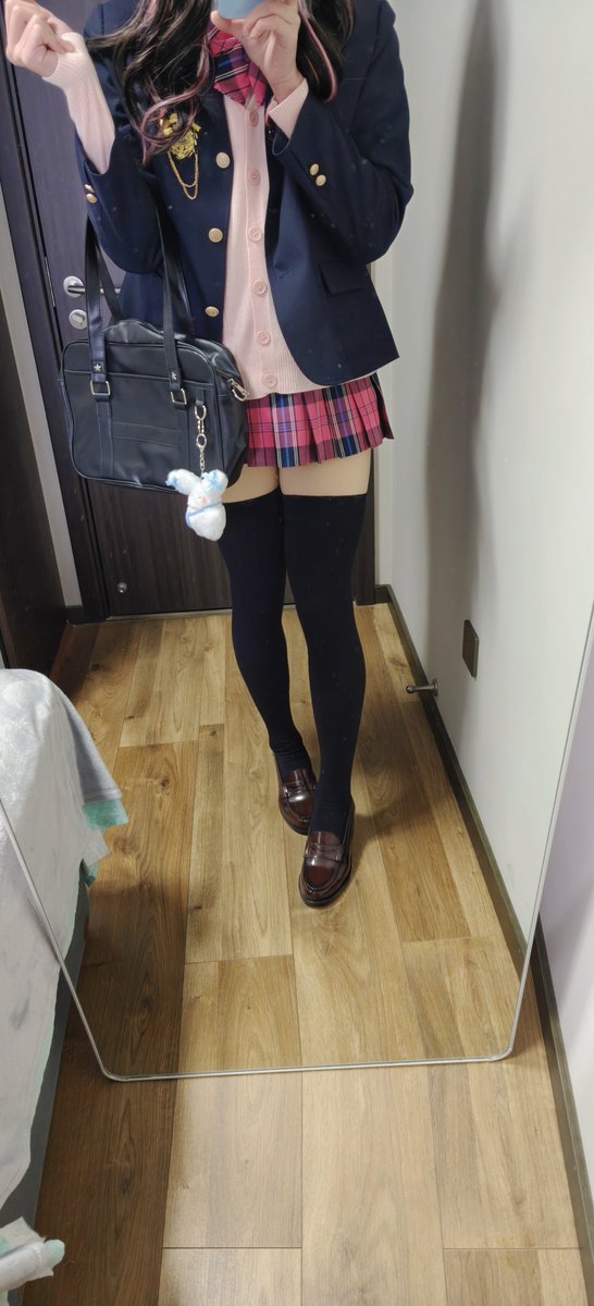 失踪人口回归咯（要忙死了）
水一张地雷糖的绝对领域吧
#JK制服 #絶対領域 #黑丝