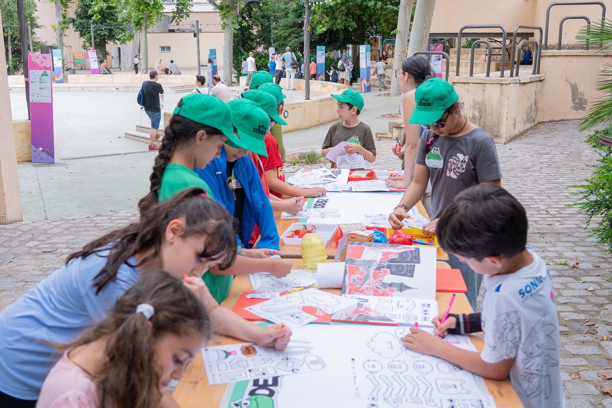 Els clubs de Code Club són molt més que programació. Són espais d’experimentació, expressió i col·laboració on infants de 9 a 12 anys aprenen a programar creant allò que imaginen.

Gràcies a totes les dinamitzadores i centres participants per fer-ho possible! 👾 💚