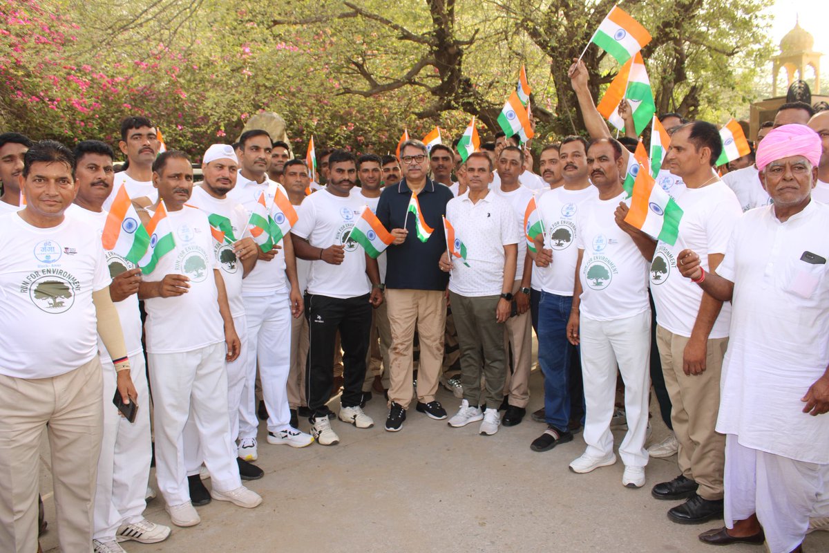 पर्यावरण संरक्षण के लिए एकजुट! #83RAF के श्री कुलदीप कुमार जैन, कमांडेंट, अधिकारियों और जवानों ने जिला प्रशासन-जयपुर, आमेर द्वारा आयोजित "रन फॉर एन्वायरमेंट" में बढ़-चढ़कर भाग लिया और वंदे गंगा (जल संरक्षण जन अभियान) तिरंगा यात्रा को सफल बनाया। #SaveEnvironment 
#SaveWater