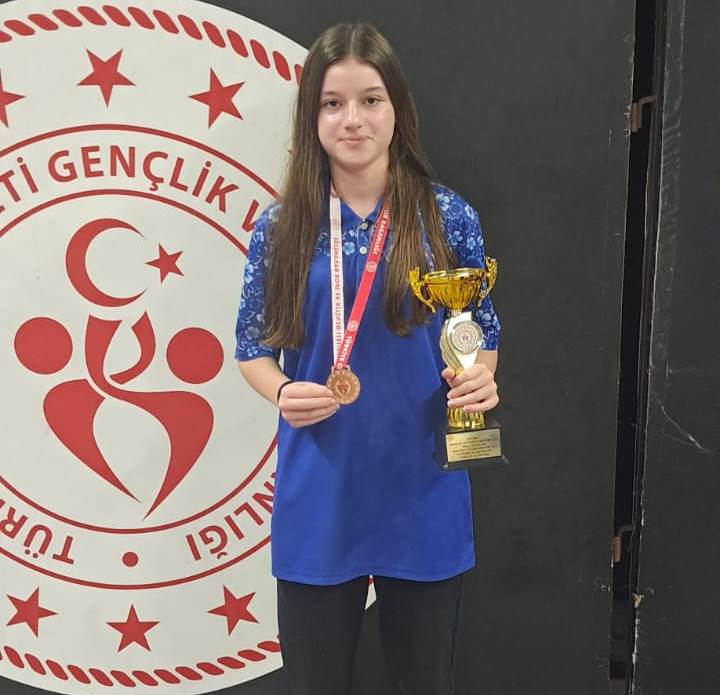 buyukustalar.org/2025/05/07/202… 

Kocaeli’de yapılan 2025 Türkiye Okul Sporları Satranç Şampiyonası’nda.

Öğrencimizi kutluyor, başarılarının devamını diliyoruz. 👏🏼👍🏻😊

#BüyükUstalar #SatrançKulübü #Antalya #Satranç #Chess #Tournament #Championships #Chessboard #MilliTakım #Turkey🇹🇷