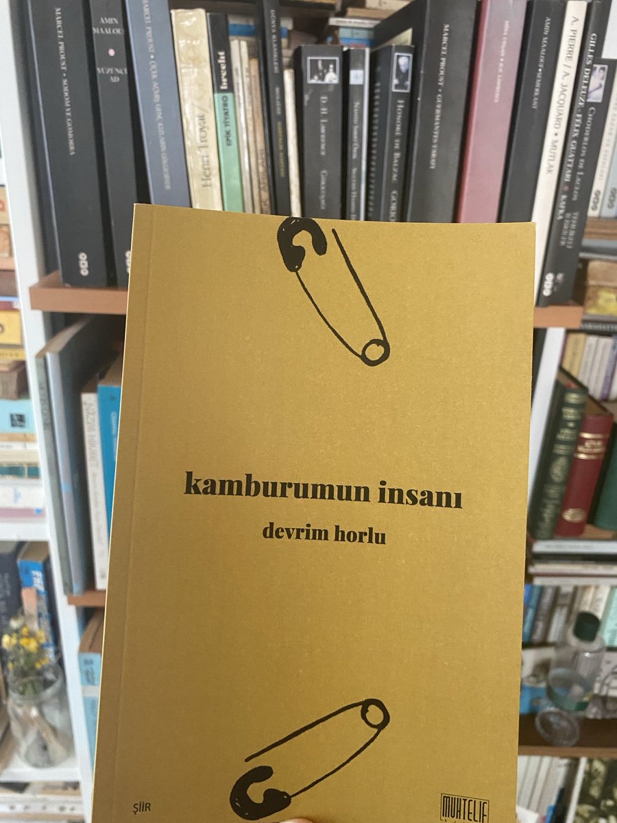 Çamaşır ipleri genleşiyor ve bu olur 
tren rayları yeniden çirkin ve uzun. bu olur
sana dolanan şal mehtaplı gecelerdir artık. bu olur
beni böyle salla. beni böyle geç. 
beni böyle çöz 🌿