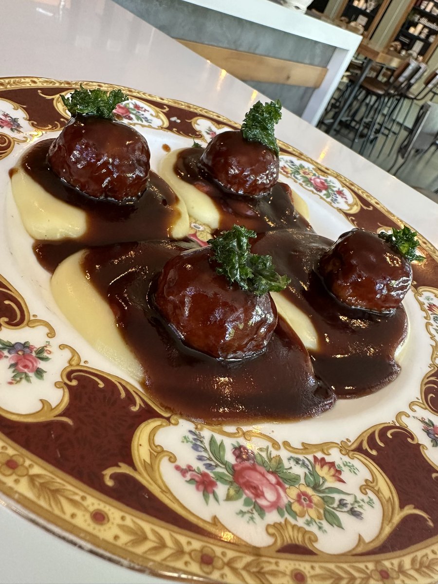 Albóndigas rellenas de foie, crema de aligot y kale frito.
#GastroLAVA #valladolid