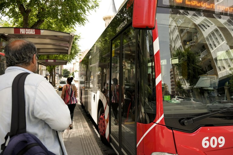 Ajuntament de Tarragona (@tgnajuntament) on Twitter photo MOBILITAT | 🚍 <a href="/TGNTransports/">TGNTransports</a> prorroga la bonificació del 50% dels abonaments fins al 31 de desembre.
👉 Per als menors de 16 anys el transport públic municipal continua sent gratuït.
ℹ️ f.mtr.cool/nbhlsiwawh MOBILITAT | 🚍 <a href="/TGNTransports/">TGNTransports</a> prorroga la bonificació del 50% dels abonaments fins al 31 de desembre.
👉 Per als menors de 16 anys el transport públic municipal continua sent gratuït.
ℹ️ f.mtr.cool/nbhlsiwawh