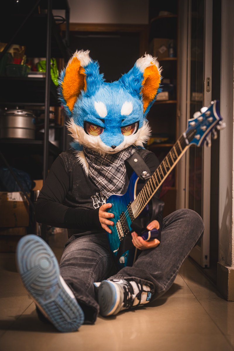 吃我大吉他!
📷：<a href="/ROOFnMILUO1011/">萊恩-ミロ＆ポル &ルーフ/ NEXT→UTFG 2025</a>
#FursuitFriday