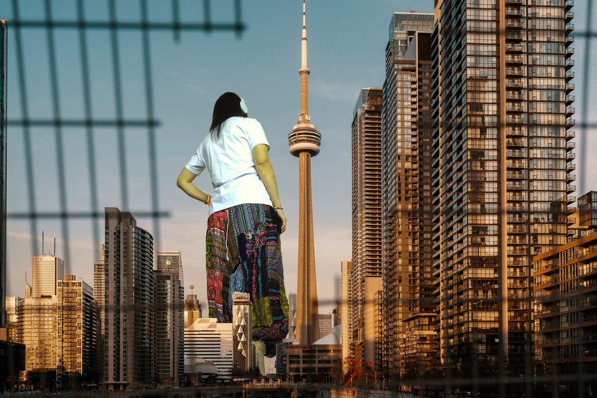 R3kacutioner's tweet image. Giantess Ryung taking a tour of the city nearing the CN Tower #sizetwitter #giantess
model: Ryung from @megaryung