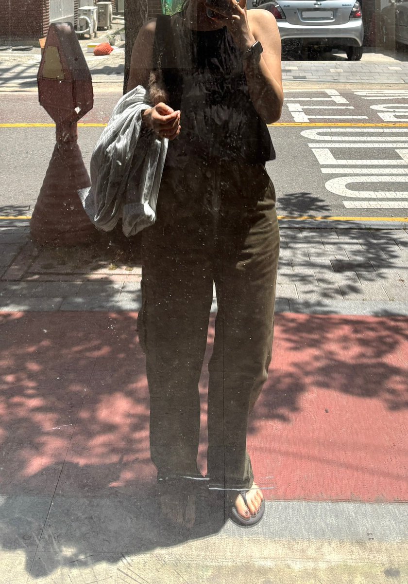 #gift
본격 어깨 개방의 날입니다
마음에 드는 민소매 하나 잘 골라 걸쳐입고
그늘로 그늘로 정처 없이 걷다가
얼음 까득 넣은 아아로 더위해장 하기야..🥃❄️