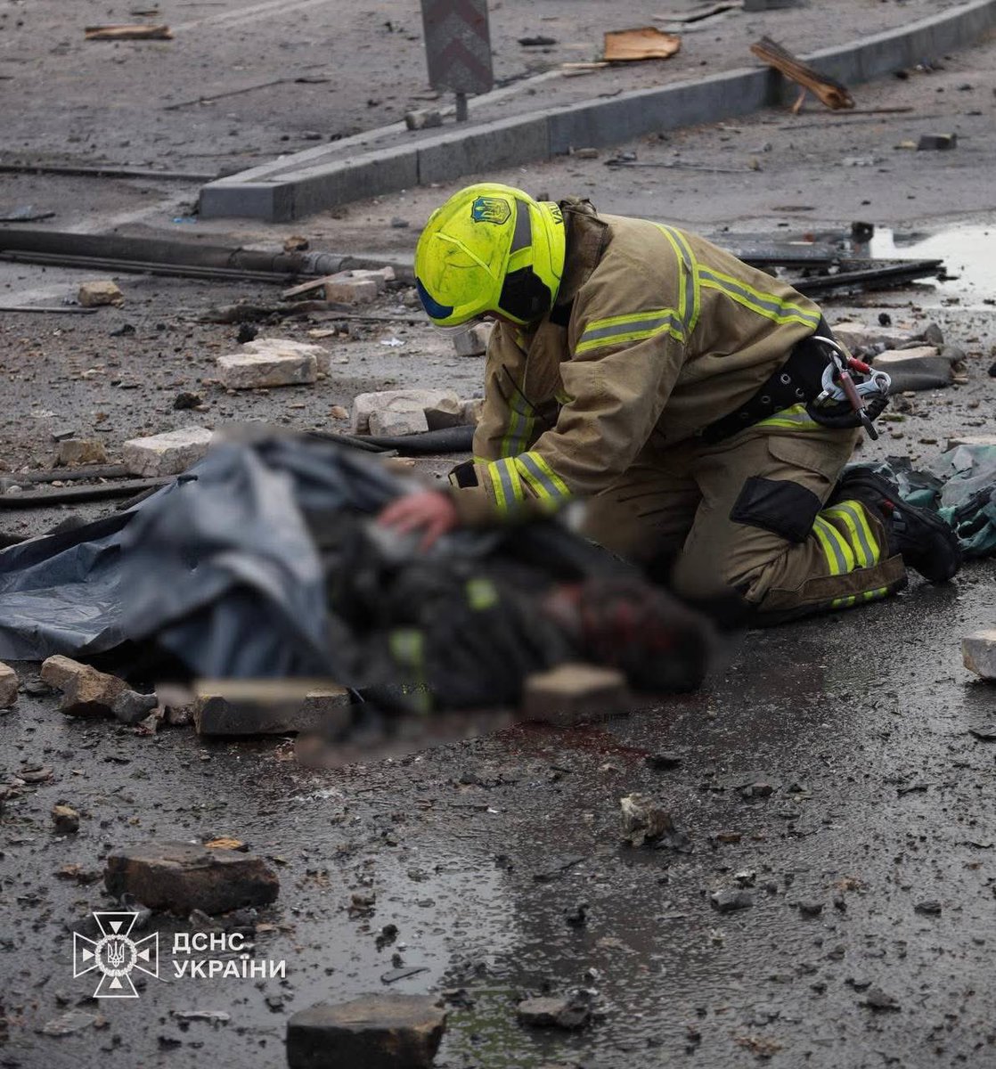 Rebecca Barth (@barthreb) on Twitter photo Auch das gehört leider immer wieder zum Krieg gegen die Ukraine dazu. Rettungskräfte werden teils gezielt attackiert. Beim heutigen russischen Luftangriff auf die Hauptstadt Kyjiw wurden drei Mitarbeiter des staatlichen Notfalldienstes im Einsatz getötet. Auch das gehört leider immer wieder zum Krieg gegen die Ukraine dazu. Rettungskräfte werden teils gezielt attackiert. Beim heutigen russischen Luftangriff auf die Hauptstadt Kyjiw wurden drei Mitarbeiter des staatlichen Notfalldienstes im Einsatz getötet.