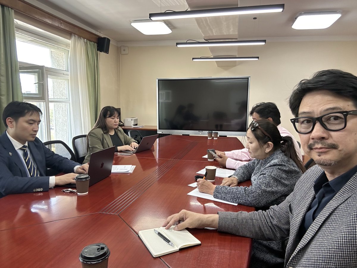 Дотоодын барилгын салбарт олдсон алтан боломж их бүтээн байгуулалтад эгэл барилгачид, түүний ар гэр гар бие оролцож ашиг шимийг нь хуваалцах ёстой гэсэн байр сууриа илэрхийллээ.
⁦<a href="/LuvsanjamtsGanz/">Ганзоригийн Лувсанжамц</a>⁩  гишүүн бидний яриаг анхааралтай сонслоо.