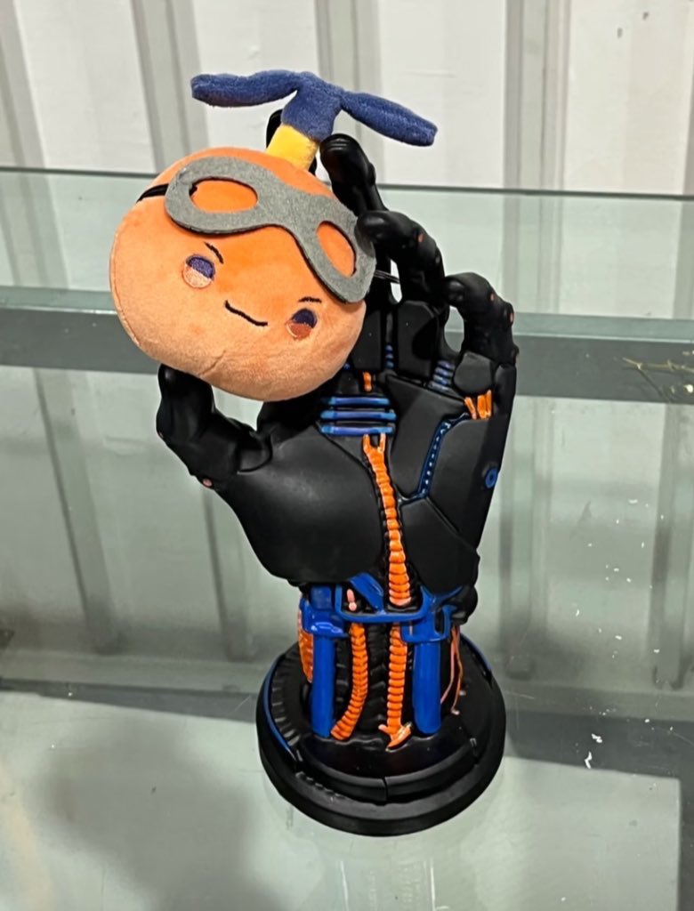 이 굿즈 보자마자 목걸이 전시하기 딱이라고 생각하긴 했는데 또 우주오빠 손을 잘라서 가지고 있는 느낌이라 기분이 묘해지기도 하고............