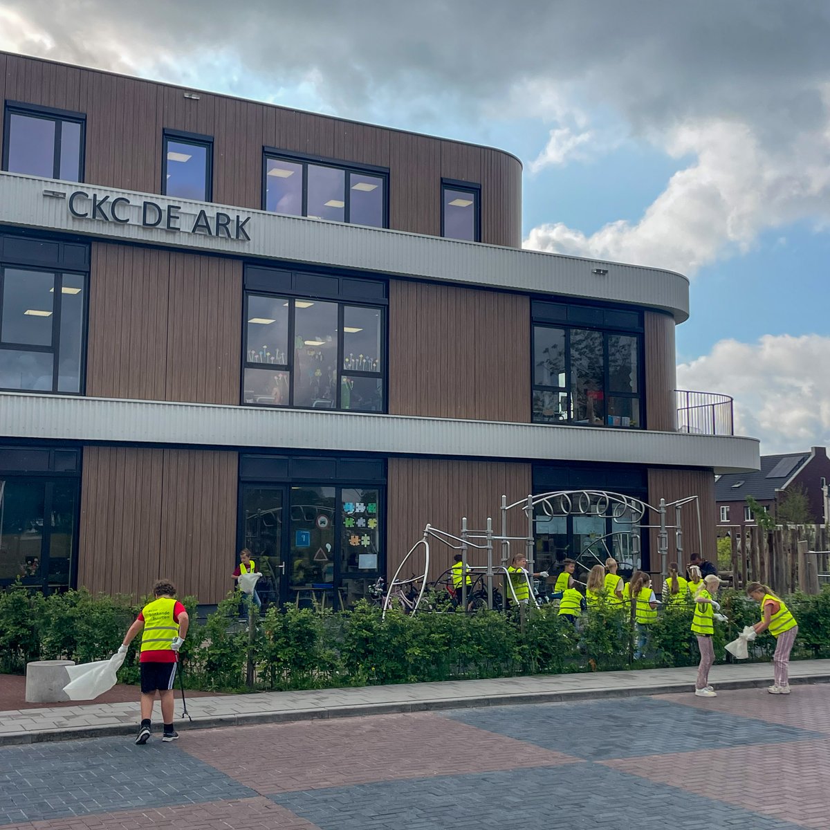 🧹 Veel handen maken licht werk! Vanochtend gaf wethouder <a href="/wimdejong_/">Wim de Jong</a> het #startsein voor de #WeekvanMooiSchoon bij CKC De Ark. Na uitleg en de overhandiging van een cadeau gingen de #leerlingen naar buiten om samen #zwerfafval in de buurt op te ruimen. Super gedaan! 💪