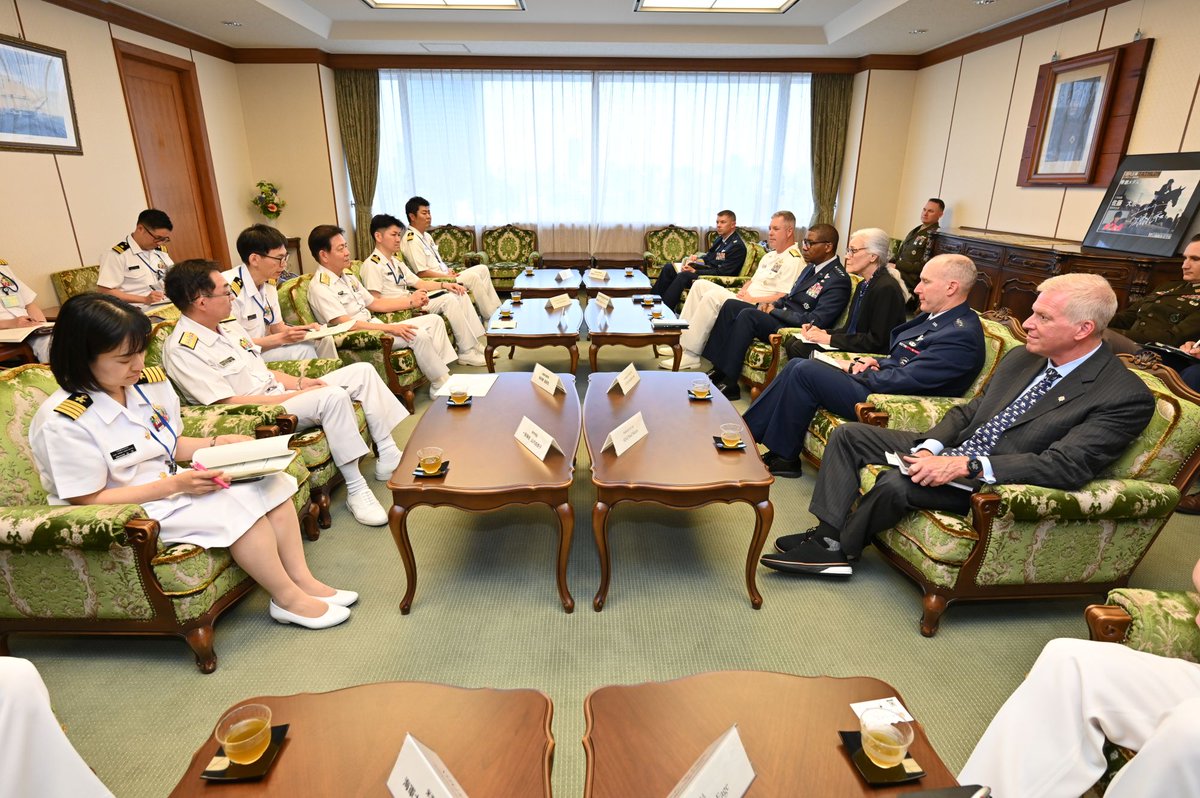 海上幕僚長は、🇺🇸輸送軍司令官リード空軍大将の表敬を受けました
