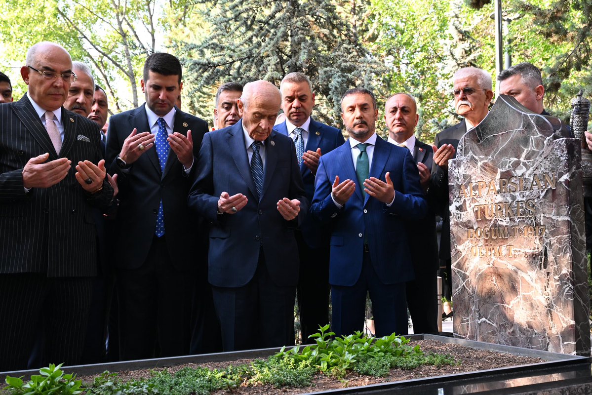 Liderimiz Sayın Devlet BAHÇELİ, Başbuğumuz Alparslan TÜRKEŞ'in kabrini ziyaret edip, dua etti.