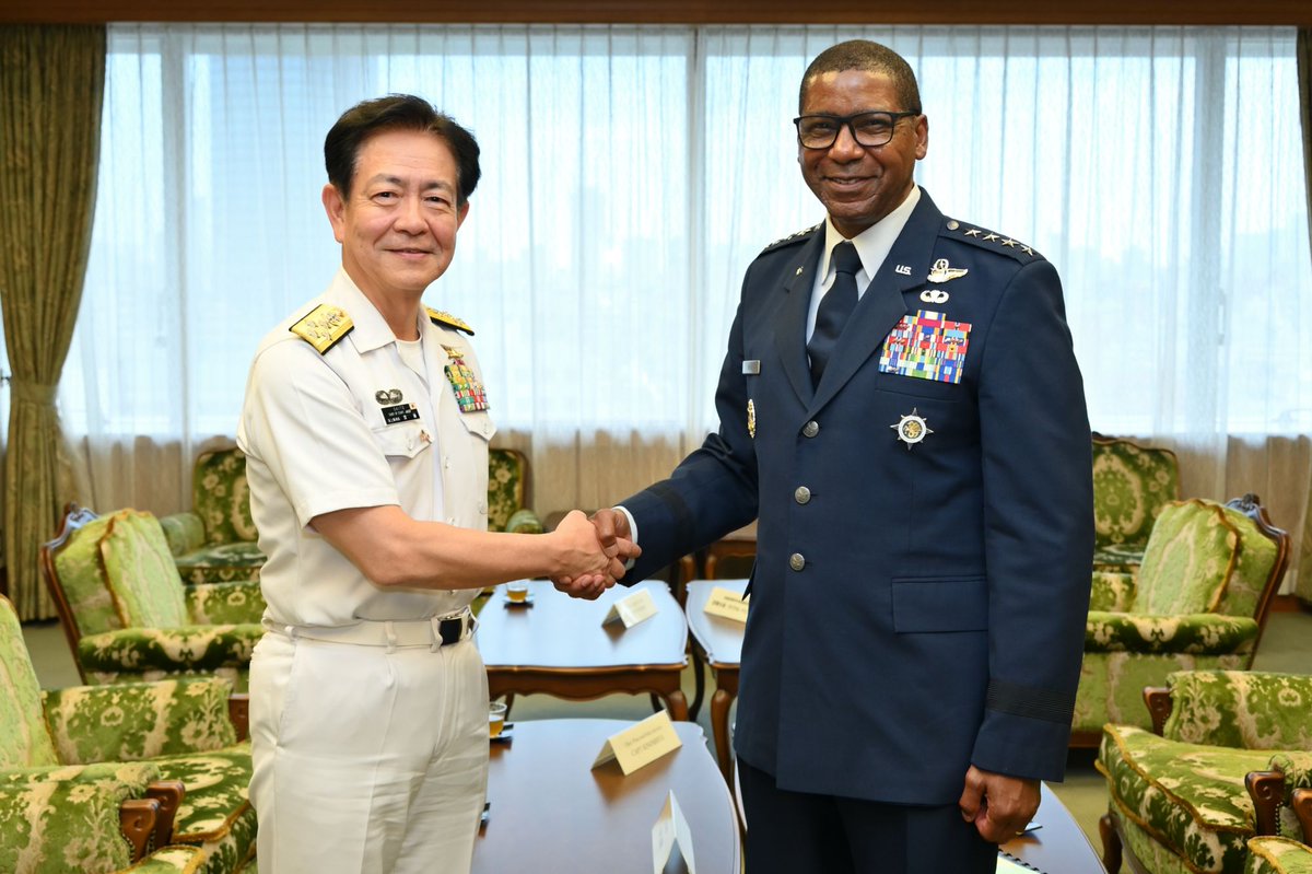 海上幕僚長は、🇺🇸輸送軍司令官リード空軍大将の表敬を受けました