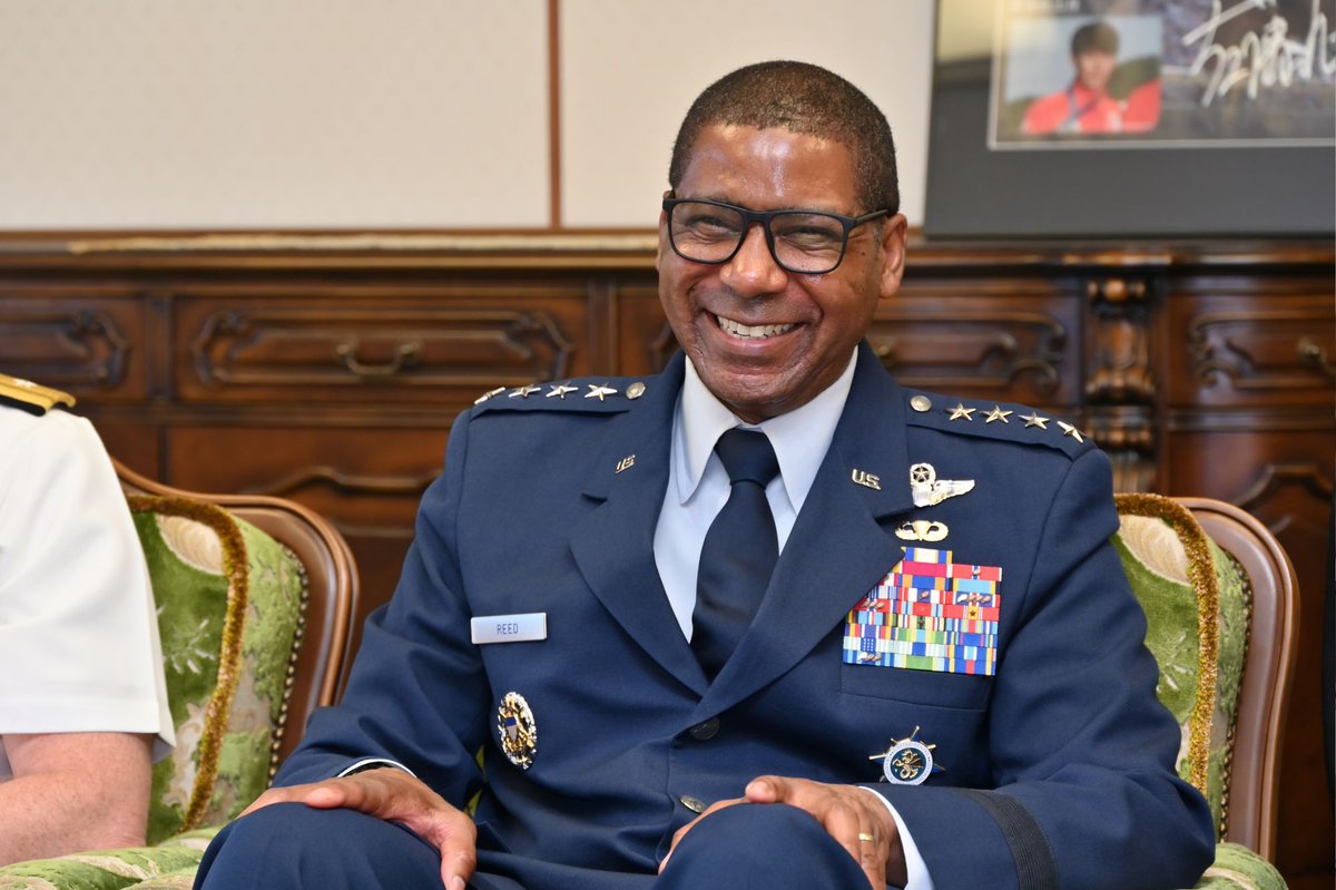 海上幕僚長は、🇺🇸輸送軍司令官リード空軍大将の表敬を受けました