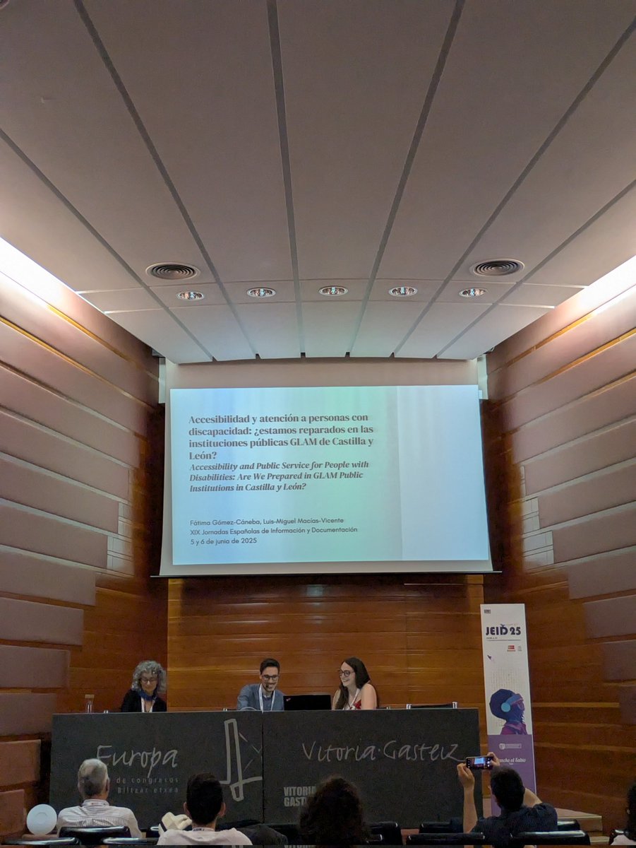En las #JEID25 viendo a mi compañero de la <a href="/jcyl/">Junta de Castilla y León</a>, <a href="/LuismiMacias/">Luis Miguel Macías</a>, y a Fátima Gómez -Caneba hablando de accesibilidad en centros GLAM de Castilla y León.