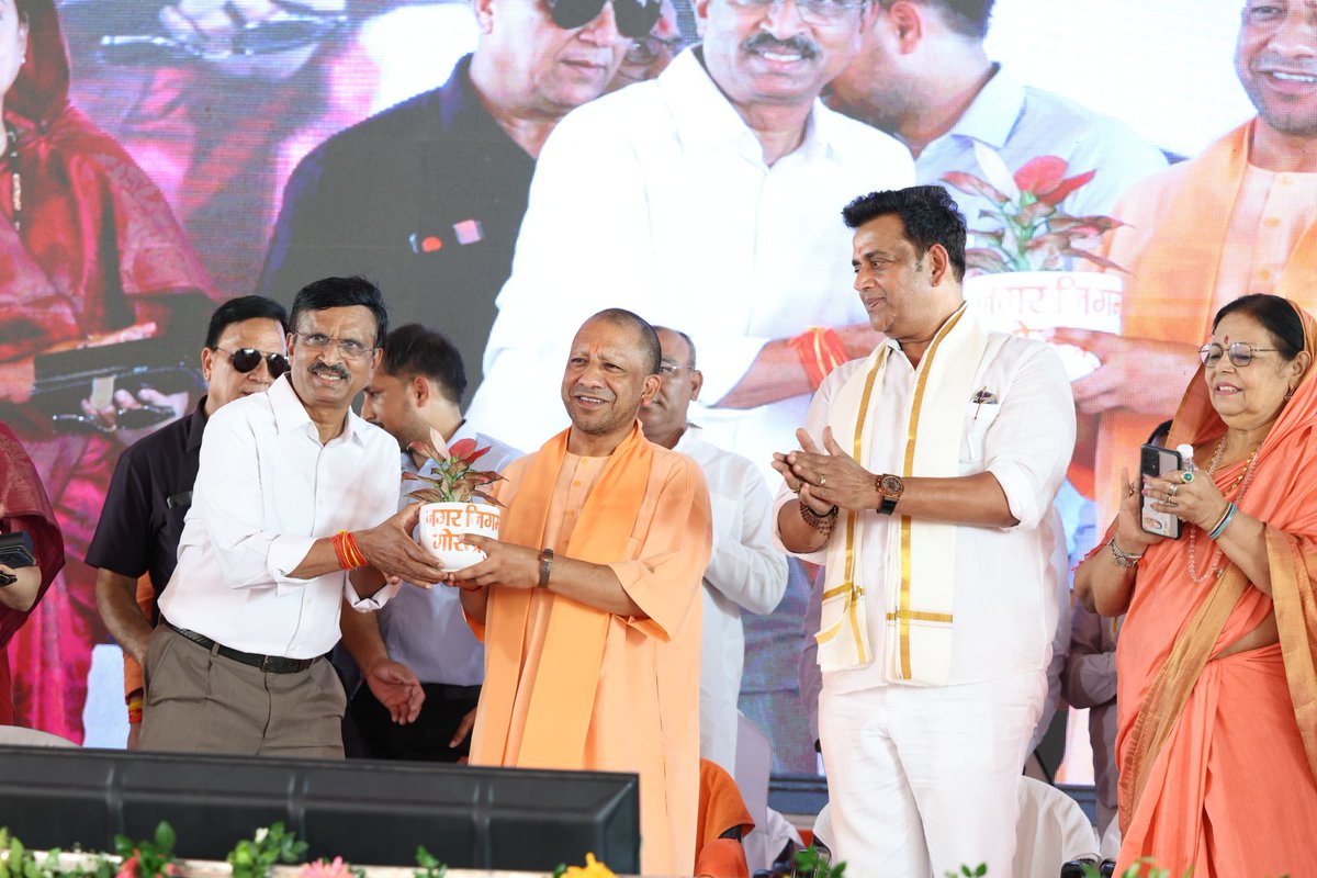 DrMangleshBJP's tweet image. मा० मुख्यमंत्री श्री @MYogiAdityanath जी महाराज ने सूरजकुंड में नवनिर्मित कल्याण मंडपम का लोकार्पण किया। ₹4.52 करोड़ की लागत से बना यह 35,500 वर्गफीट का भव्य स्थल, जिसमें AC हॉल, किचन, कमरे व पार्किंग है, सामाजिक आयोजनों और विशेषकर गरीब कन्याओं के विवाह के लिए सुलभ होगा! 🙏