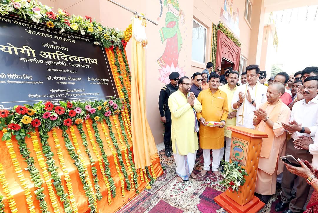 DrMangleshBJP's tweet image. मा० मुख्यमंत्री श्री @MYogiAdityanath जी महाराज ने सूरजकुंड में नवनिर्मित कल्याण मंडपम का लोकार्पण किया। ₹4.52 करोड़ की लागत से बना यह 35,500 वर्गफीट का भव्य स्थल, जिसमें AC हॉल, किचन, कमरे व पार्किंग है, सामाजिक आयोजनों और विशेषकर गरीब कन्याओं के विवाह के लिए सुलभ होगा! 🙏