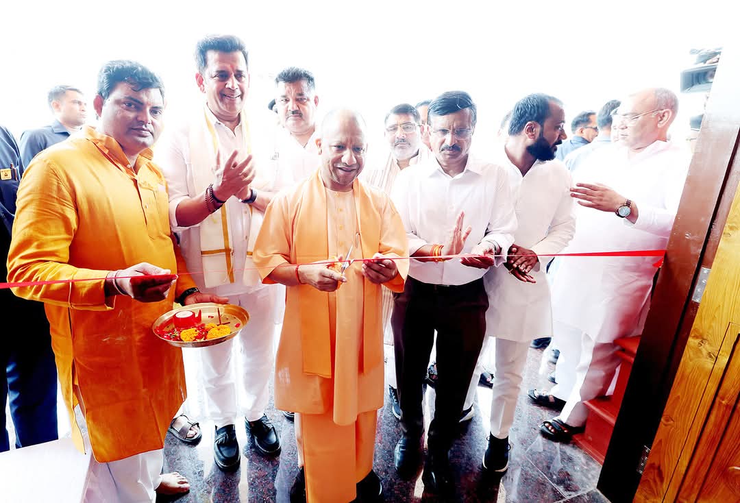 DrMangleshBJP's tweet image. मा० मुख्यमंत्री श्री @MYogiAdityanath जी महाराज ने सूरजकुंड में नवनिर्मित कल्याण मंडपम का लोकार्पण किया। ₹4.52 करोड़ की लागत से बना यह 35,500 वर्गफीट का भव्य स्थल, जिसमें AC हॉल, किचन, कमरे व पार्किंग है, सामाजिक आयोजनों और विशेषकर गरीब कन्याओं के विवाह के लिए सुलभ होगा! 🙏