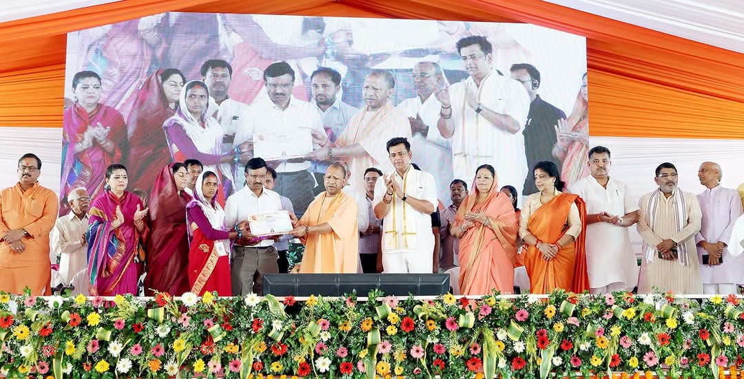 DrMangleshBJP's tweet image. मा० मुख्यमंत्री श्री @MYogiAdityanath जी महाराज ने सूरजकुंड में नवनिर्मित कल्याण मंडपम का लोकार्पण किया। ₹4.52 करोड़ की लागत से बना यह 35,500 वर्गफीट का भव्य स्थल, जिसमें AC हॉल, किचन, कमरे व पार्किंग है, सामाजिक आयोजनों और विशेषकर गरीब कन्याओं के विवाह के लिए सुलभ होगा! 🙏