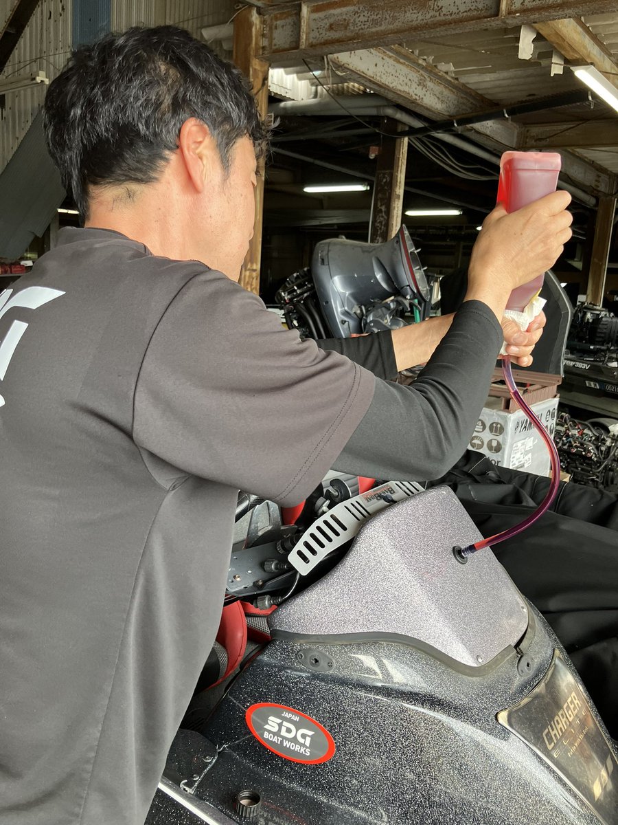 SDGBoatWorks's tweet photo. ステアリングのシール交換です❗️
ステアリングのシリンダーが汚れたまま
の状態でボートに乗るとシールを痛めて
オイル漏れの原因になります‼️
乗る���に清掃する事が長持ちの秘訣です❗️
#SDGマリン
#SDGBOATWORKS https://t.co/m1Xoq6ukHy
