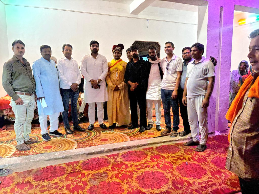 चित्रकूट युवा नेता,AAP युवा मोर्चा प्रदेश सचिव अमर सिंह चौहान जी की शादी समारोह में <a href="/AYWuttarpradesh/">Aam Aadmi Party - Youth Wing- Uttar Pradesh</a> प्रदेश अध्यक्ष श्री <a href="/PankajAwanaAAP/">Pankaj Awana AAP</a> जी व प्रदेश महासचिव <a href="/ankitpariha_r/">Ankit Parihar</a> जी शामिल हुए 

 दंपत्र जीवन की शुरुवात के लिये वर बधु को शुभकामनाएं दी।