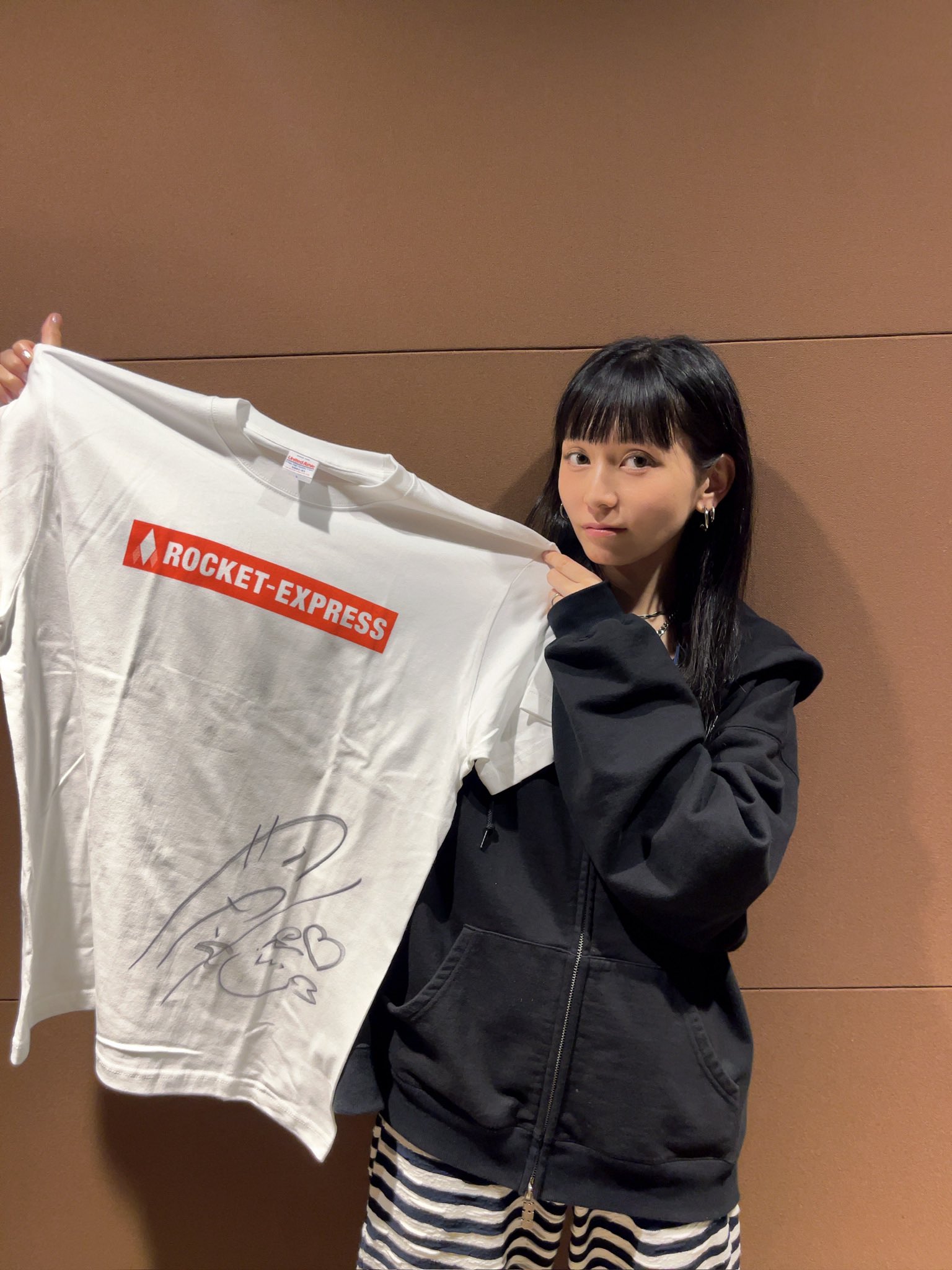 ナナヲアカリ サイン入りパネル 2025年最新】ナナヲアカリ サインの