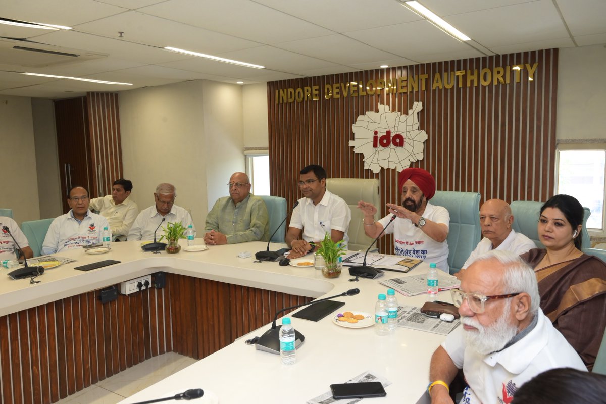 idaIndore22's tweet image. इंदौर की यातायात सुविधा हेतु MR 09 से नौलखा तक प्रस्तावित फ्लाईओवर में विश्वस्तरीय व हरित डिज़ाइन का प्रस्तुतिकरण इंदौर उत्थान समिति ने मु.का.अ. श्री आर.पी. अहिरवार को दिया। सुझावों पर विचार का आश्वासन मिला।

#IndoreDevelopment #SmartCityIndore