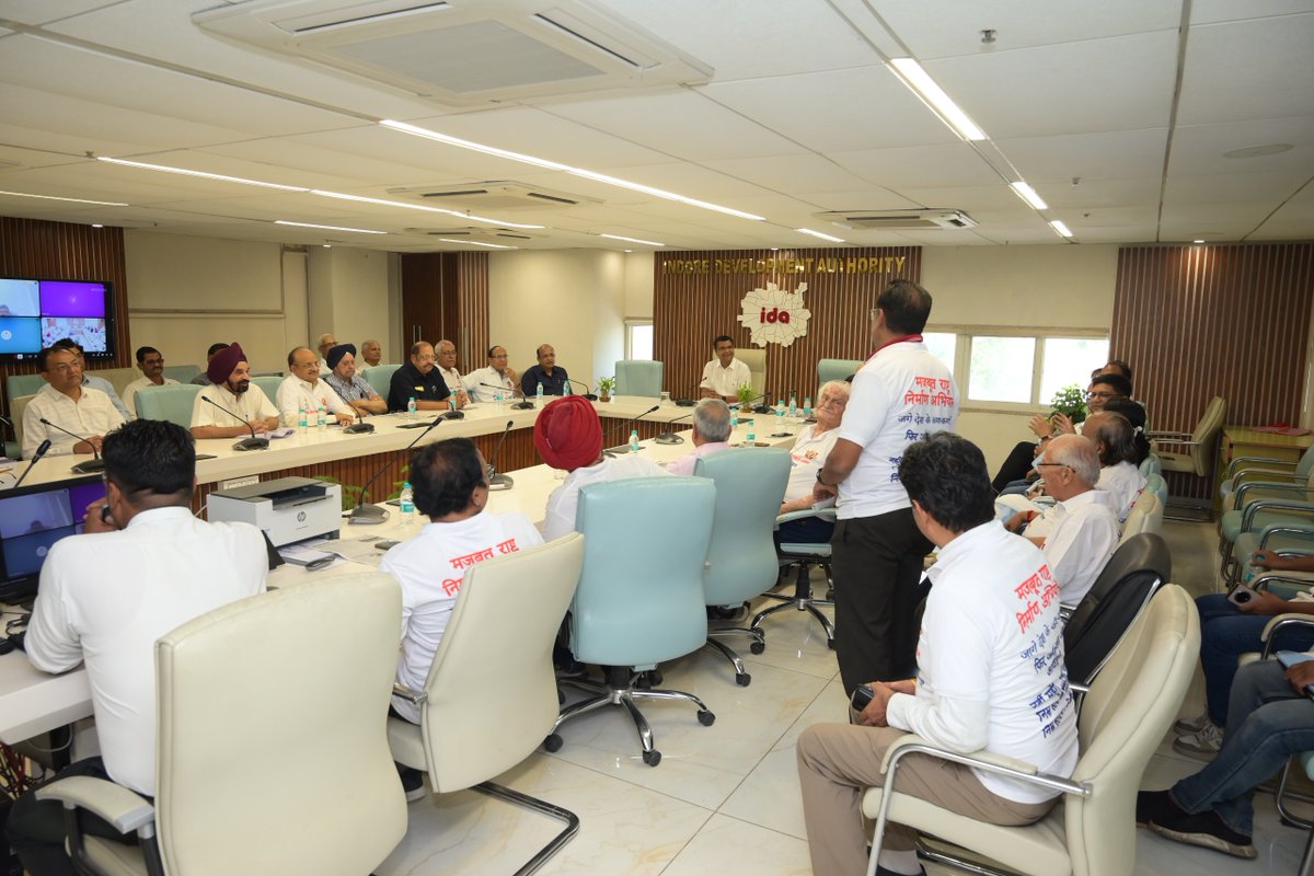 idaIndore22's tweet image. इंदौर की यातायात सुविधा हेतु MR 09 से नौलखा तक प्रस्तावित फ्लाईओवर में विश्वस्तरीय व हरित डिज़ाइन का प्रस्तुतिकरण इंदौर उत्थान समिति ने मु.का.अ. श्री आर.पी. अहिरवार को दिया। सुझावों पर विचार का आश्वासन मिला।

#IndoreDevelopment #SmartCityIndore