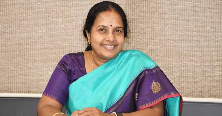 K.Annamalai (@annamalai_k) on Twitter photo கோவை தெற்கு தொகுதி சட்டமன்ற உறுப்பினரும், <a href="/BJPMahilaMorcha/">BJP Mahila Morcha</a> தேசியத் தலைவியுமான, அக்கா திருமதி <a href="/VanathiBJP/">Vanathi Srinivasan</a> அவர்களுக்கு, இனிய பிறந்தநாள் நல்வாழ்த்துக்களைத் தெரிவித்துக் கொள்கிறேன்.
தனது அயராத சமூகப் பணிகள் மூலம், பொதுமக்கள் அன்பைப் பெற்றிருக்கும் அக்கா திருமதி <a href="/VanathiBJP/">Vanathi Srinivasan</a> அவர்கள், கோவை தெற்கு தொகுதி சட்டமன்ற உறுப்பினரும், <a href="/BJPMahilaMorcha/">BJP Mahila Morcha</a> தேசியத் தலைவியுமான, அக்கா திருமதி <a href="/VanathiBJP/">Vanathi Srinivasan</a> அவர்களுக்கு, இனிய பிறந்தநாள் நல்வாழ்த்துக்களைத் தெரிவித்துக் கொள்கிறேன்.
தனது அயராத சமூகப் பணிகள் மூலம், பொதுமக்கள் அன்பைப் பெற்றிருக்கும் அக்கா திருமதி <a href="/VanathiBJP/">Vanathi Srinivasan</a> அவர்கள்,