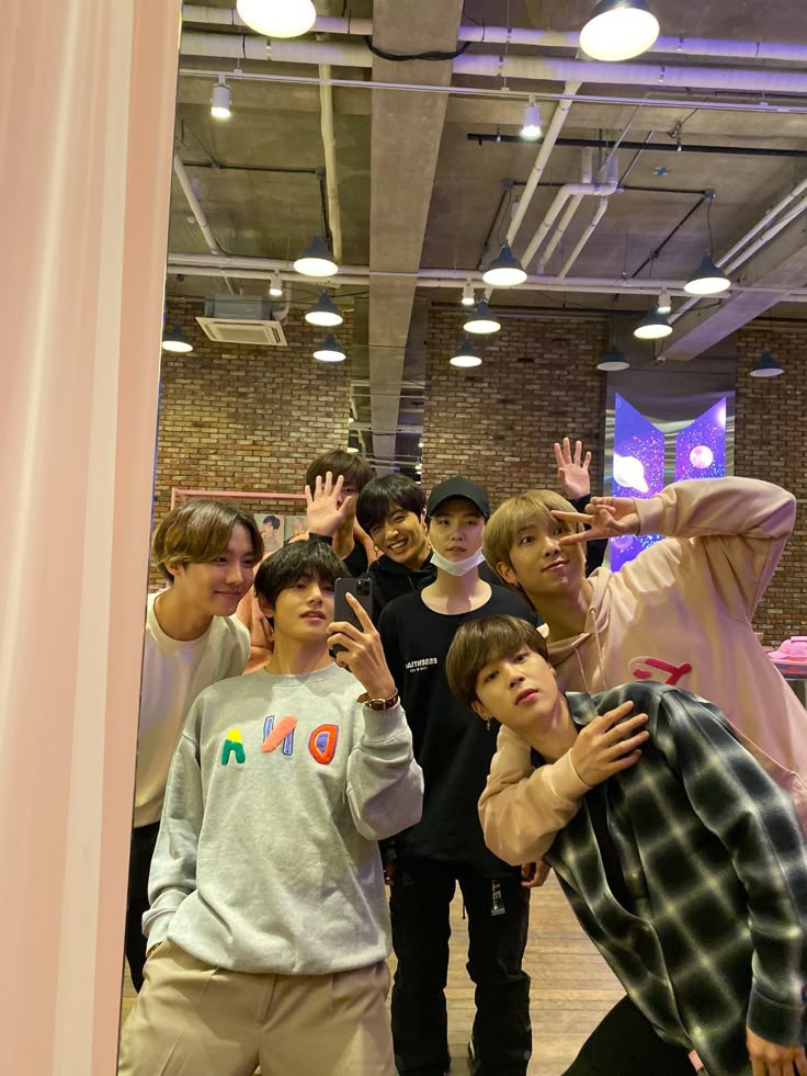 maferkooka_097's tweet photo. DINÁMICA DE STREAM💜
‼️NO ROMPER‼️
-Muestra tu ss haciendo stream 
-Tu foto fav ot7 
-@ a 8 mutis

@nohtaegi @jimssluvv @lolli_ygm93 @bella517708 @mimisleepy_ @hobibell @gisellelopez15 @OriettaUribe07 https://t.co/N8DPSNpIJX