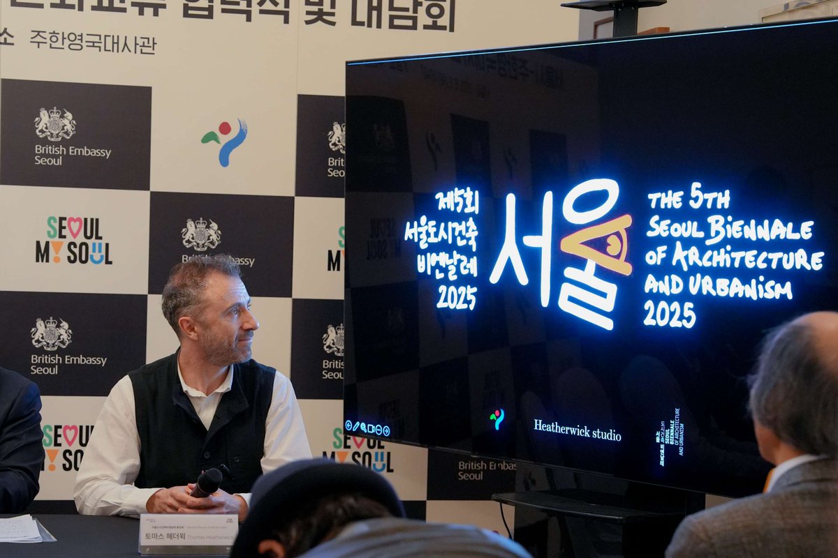 UK in Korea๐ฌ๐ง๐ฐ๐ท (@ukinkorea) on Twitter photo ์ด์ ์ฃผํ์๊ตญ๋์ฌ๊ด๊ณผ ์์ธ์๊ฐ ์ 5ํ ์์ธ๋์๊ฑด์ถ๋น์๋ ๋ ๋ฅผ ์๋๊ณ ํ๋ ฅ์ํฅ์(LOI)๋ฅผ ์ฒด๊ฒฐํ๊ณ , ๋ค์ํ ๋ฌธํ ๊ต๋ฅ ์ฌ์
์ ํ ๋๋ฅผ ๋ง๋ จํ์ต๋๋ค. ์ด๋ฒ ์์ธ๋์๊ฑด์ถ๋น์๋ ๋ ์ ์ด๊ฐ๋
์ ๋งก์ ํ ๋ง์ค ํค๋์
์ด ์ง์ ๋น์ ๊ณผ ์ฒ ํ์ ๋ด์๋ง์คํฐํ๋๋ ์ด๋ฒ ํ์ฌ์์ ๋ฐํํ์ต๋๋ค. ๐ฌ๐ง ๐ฐ๐ท ์ด์ ์ฃผํ์๊ตญ๋์ฌ๊ด๊ณผ ์์ธ์๊ฐ ์ 5ํ ์์ธ๋์๊ฑด์ถ๋น์๋ ๋ ๋ฅผ ์๋๊ณ ํ๋ ฅ์ํฅ์(LOI)๋ฅผ ์ฒด๊ฒฐํ๊ณ , ๋ค์ํ ๋ฌธํ ๊ต๋ฅ ์ฌ์
์ ํ ๋๋ฅผ ๋ง๋ จํ์ต๋๋ค. ์ด๋ฒ ์์ธ๋์๊ฑด์ถ๋น์๋ ๋ ์ ์ด๊ฐ๋
์ ๋งก์ ํ ๋ง์ค ํค๋์
์ด ์ง์ ๋น์ ๊ณผ ์ฒ ํ์ ๋ด์๋ง์คํฐํ๋๋ ์ด๋ฒ ํ์ฌ์์ ๋ฐํํ์ต๋๋ค. ๐ฌ๐ง ๐ฐ๐ท