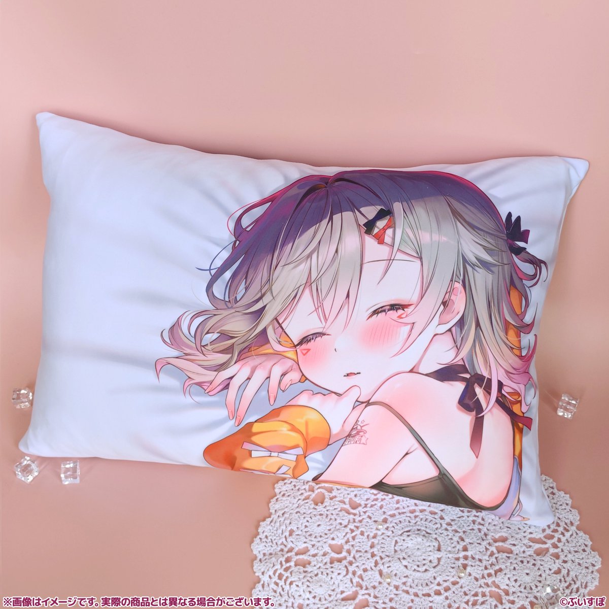 【🪐小森めと ５周年記念グッズ情報！🪐】

小森めと（<a href="/Met_Komori/">小森めと🪐</a>）５周年記念グッズから実物写真を一部公開！！

▷受注期間
6月13日(金)23:59まで

▷ご購入はこちら
store.vspo.jp/products/komor…

お見逃しなく！

※枕本体は付属いたしません。

#ぶいすぽストア