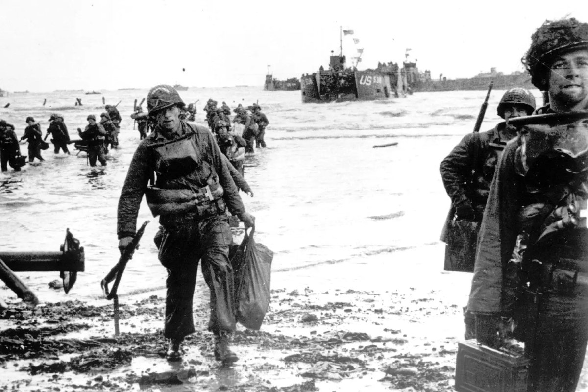 🇫🇷 6 juin 1944 – Les Commandos Français au Cœur du Débarquement de Normandie 🇫🇷
Le 6 juin 1944, les forces alliées lançaient l’opération Overlord, marquant le début de la libération de l’Europe occupée. Parmi les héros de cette journée historique, les commandos français du 1er