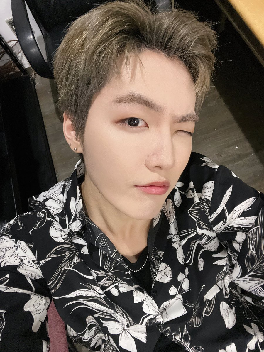 [#병훈]
달리아 평일 마지막 금요일도 화이팅~~~💙
#커맨더맨 #CMDM #ByungHoon