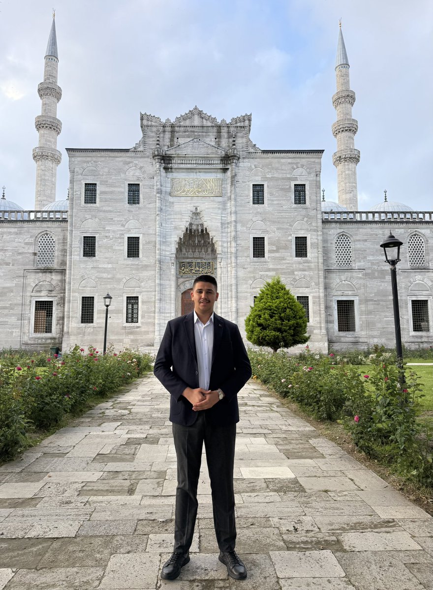 Süleymaniye’nin gölgesinde yalnızca taş değil, bir medeniyetin duası saklı…

Kurban Bayramı; fedakârlığın, birliğin ve kardeşliğin adıdır.
Her bayram, dirilişimize ve dayanışmamıza vesile olsun.

Dava bilinciyle yürüyen, millet için ter döken bir gençlik anlayışından asla