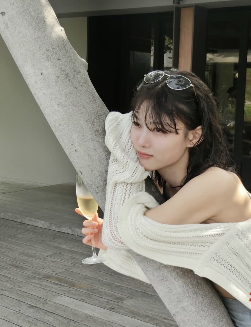 Queen of enjoyment on her holiday 😍💗
She’s just so dreamy!!🔥🔥