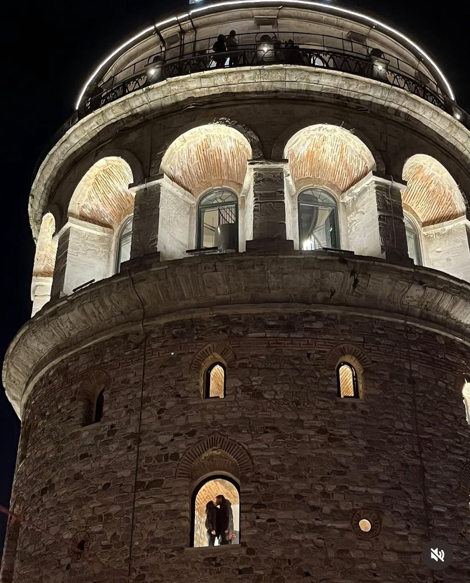 Galata Kulesi'nin penceresinde görüntülenen bir çift: