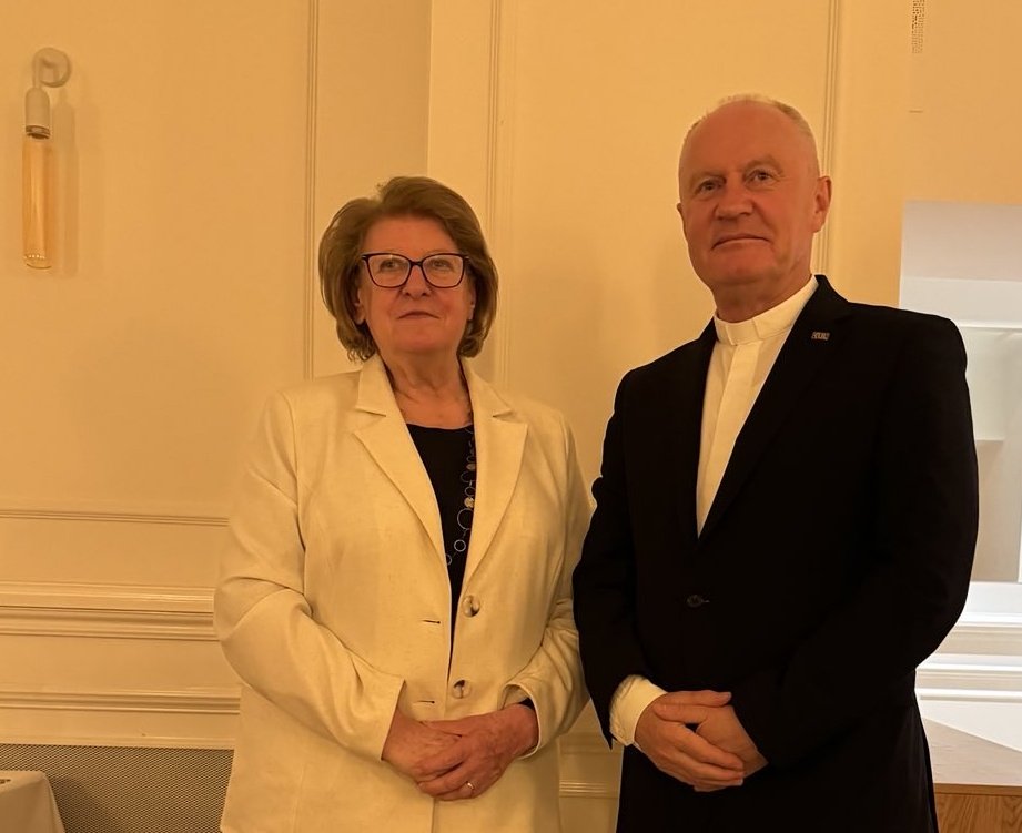 Mirosław Kalinowski (@miroslawkal) on Twitter photo Dr hab. Hanna Suchocka, prof. <a href="/UAM_Poznan/">UAM Poznań</a>, poprowadzi zajęcia w ramach <a href="/DiplomacyKUL/">Center for the Study of Diplomacy KUL</a>. Była premier i ambasador przy Stolicy Apostolskiej spotka się z uczestnikami studiów podyplomowych Dyplomacja i służba zagraniczna. Dziękuję za inspirującą rozmowę i wsparcie <a href="/KUL_Lublin/">KUL, John Paul II Catholic University of Lublin</a>. Dr hab. Hanna Suchocka, prof. <a href="/UAM_Poznan/">UAM Poznań</a>, poprowadzi zajęcia w ramach <a href="/DiplomacyKUL/">Center for the Study of Diplomacy KUL</a>. Była premier i ambasador przy Stolicy Apostolskiej spotka się z uczestnikami studiów podyplomowych Dyplomacja i służba zagraniczna. Dziękuję za inspirującą rozmowę i wsparcie <a href="/KUL_Lublin/">KUL, John Paul II Catholic University of Lublin</a>.