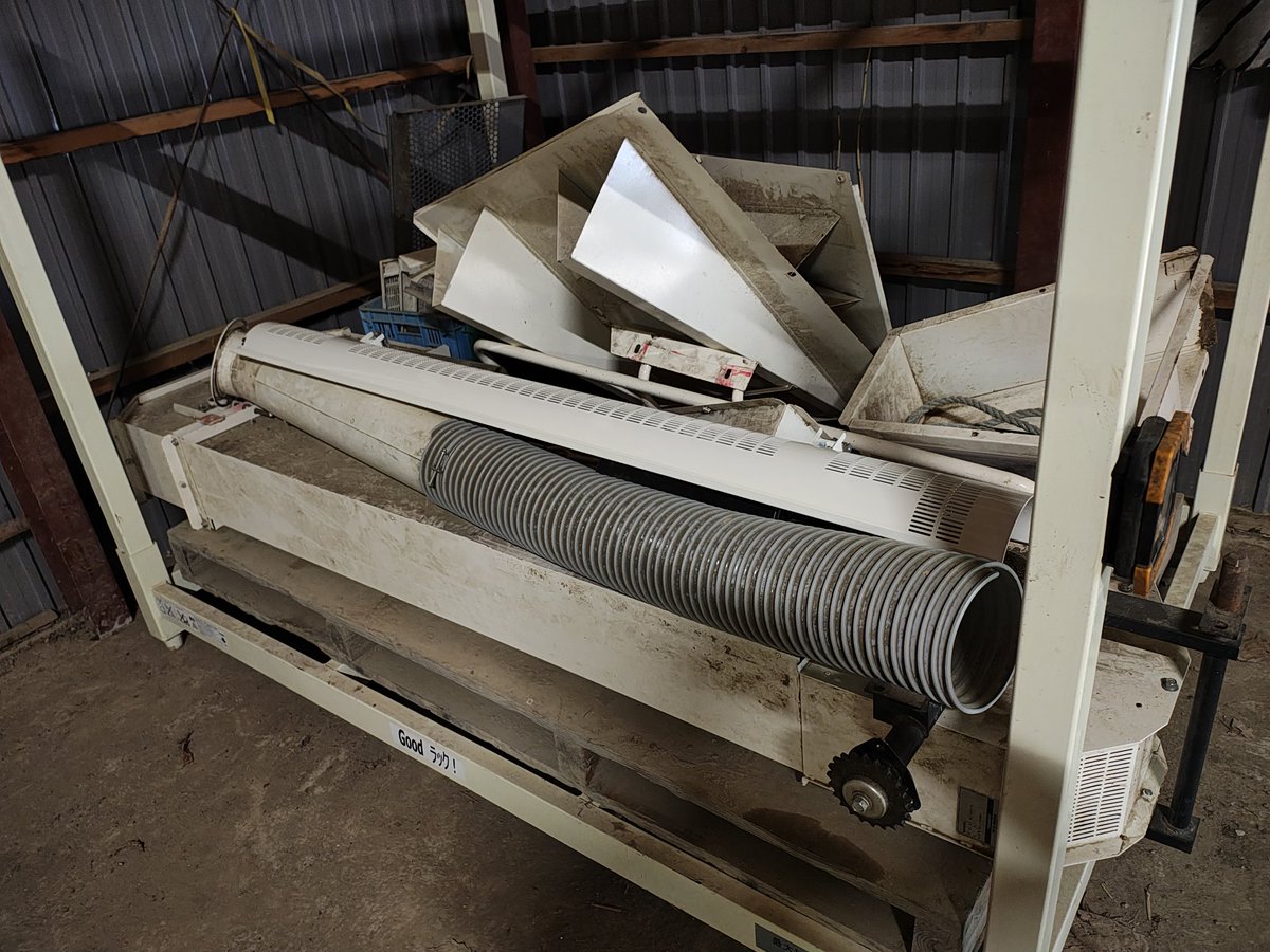 去年フォークリフトで踏んづけた汎用コンバインの螺旋の網と蓋網
きたから早速部品を移植
小豆用蓋網  1枚持ってるんだけどスズマル等小粒大豆に使う用に2枚欲しかった
すぐ部品置き場においてきた
これで無くさない🤣