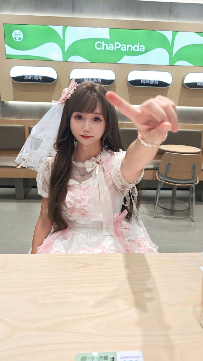 Osiris85zw's tweet photo. 终于是穿上心心念念的草莓夏洛特了，虽然粉白显黑我更喜欢红白，但有的穿已经非常满足咯～
穿着五位数的大宝贝走在外面无时无刻都小心翼翼的，整个人的举止也变得优雅起来了，回头率真是杠杠的～
改天就穿这件去炸ap的店，决定了！
( ͡° ͜ʖ ͡°)✧
＃男娘 #洛丽塔 #lolita #白丝 https://t.co/T3lLcRPFcD