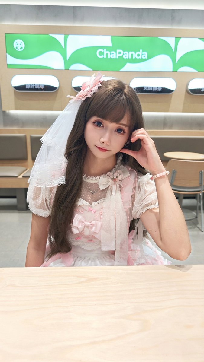 Osiris85zw's tweet photo. 终于是穿上心心念念的草莓夏洛特了，虽然粉白显黑我更喜欢红白，但有的穿已经非常满足咯～
穿着五位数的大宝贝走在外面无时无刻都小心翼翼的，整个人的举止也变得优雅起来了，回头率真是杠杠的～
改天就穿这件去炸ap的店，决定了！
( ͡° ͜ʖ ͡°)✧
＃男娘 #洛丽塔 #lolita #白丝 https://t.co/T3lLcRPFcD