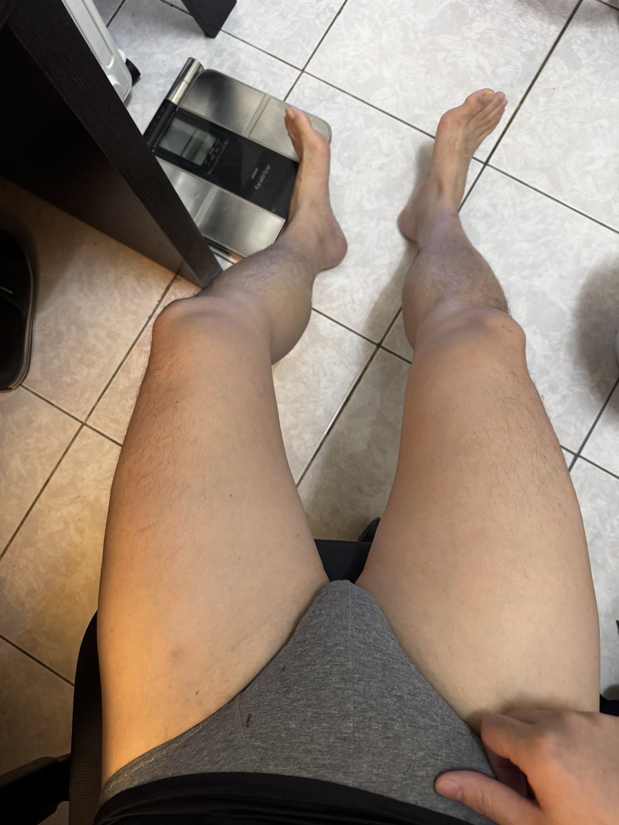 有沒有三角褲控跟腿控同好？
這樣還可以嗎？