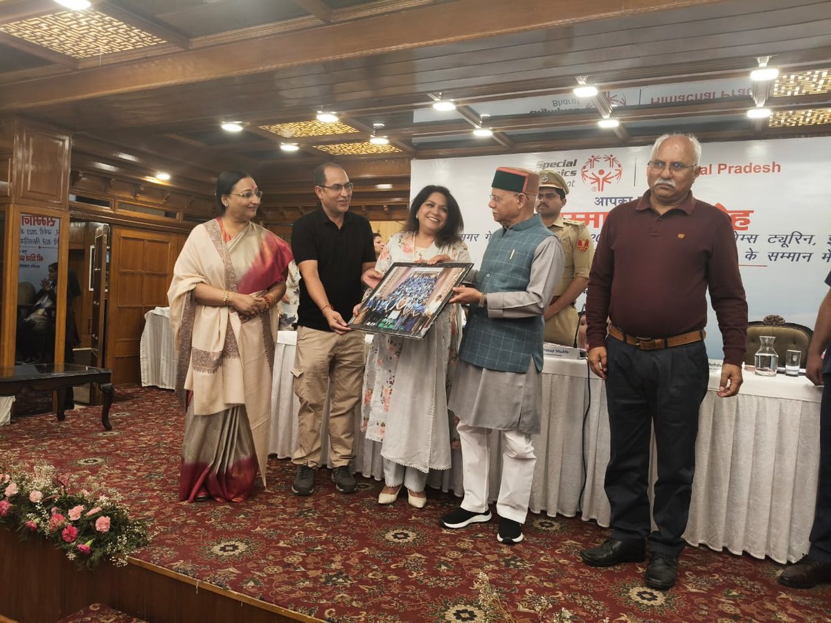 पैराडाइज चिल्ड्रन केयर सेंटर चुवाड़ी के श्री अनिल कुमार को इटली में आयोजित Special Winter Games में 200 मीटर रेस में स्वर्ण पदक जीतने पर माननीय राज्यपाल द्वारा सम्मानित किया गया।
पैराडाइज चिल्ड्रन केयर सेंटर चुवाड़ी को बधाई। श्री अनिल कुमार पूरे जिले के लिए प्रेरणा स्रोत हैं।